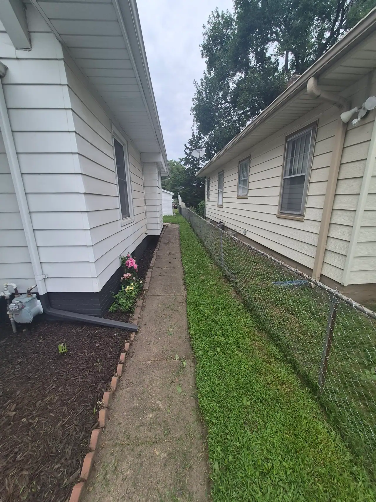Clean, freshly edged planting bed along the side of a Des Moines house